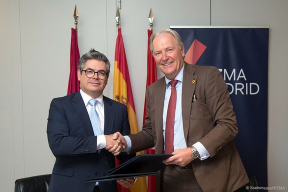 Foto der Vertragsunterzeichnung am 29. Juli 2025 in Madrid. Daniel Martínez, Executive Vice President der IFEMA MADRID, (links) und Gerald Böse, Vorsitzender der Geschäftsführung der Koelnmesse GmbH (rechts)