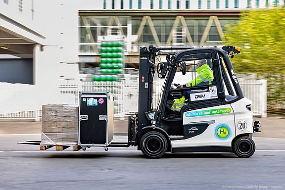 Erstmals sind auf dem Gelände wasserstoffbetriebene Gabelstapler im Einsatz – versorgt über eine eigene H₂-Tankstelle.