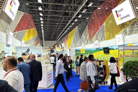 Besucher am 'Made in Germany' Stand auf der Gulfood-Messe in Dubai, mit verschiedenen deutschen Produkten und Ausstellern.