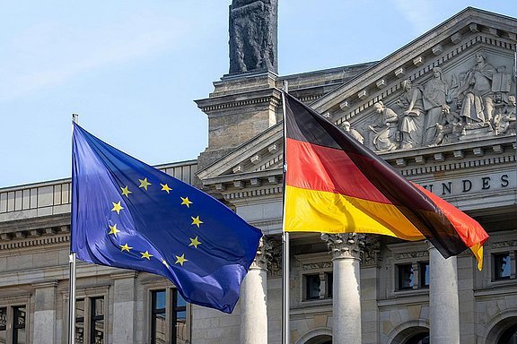 Bild vom Deutschen Bundestag mit EU- und Deutschlandfahnen