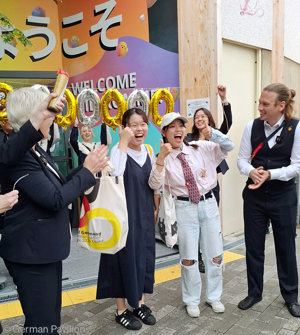 Der German Pavilion auf der Expo Osaka 2025 begrüßt die dreimillionste Besucherin